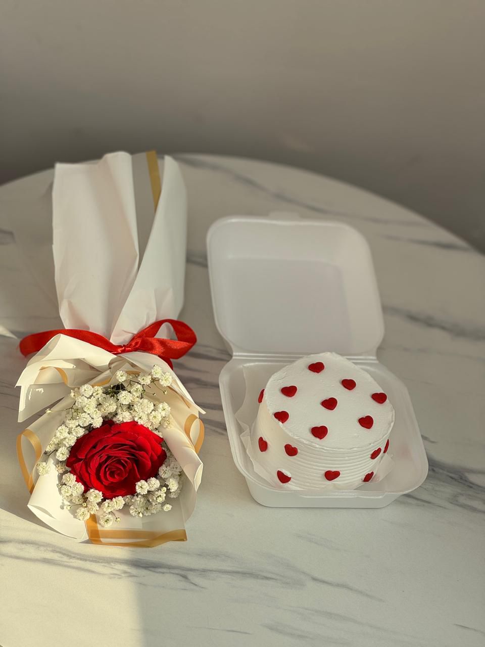 Mini cake and mini bouquet